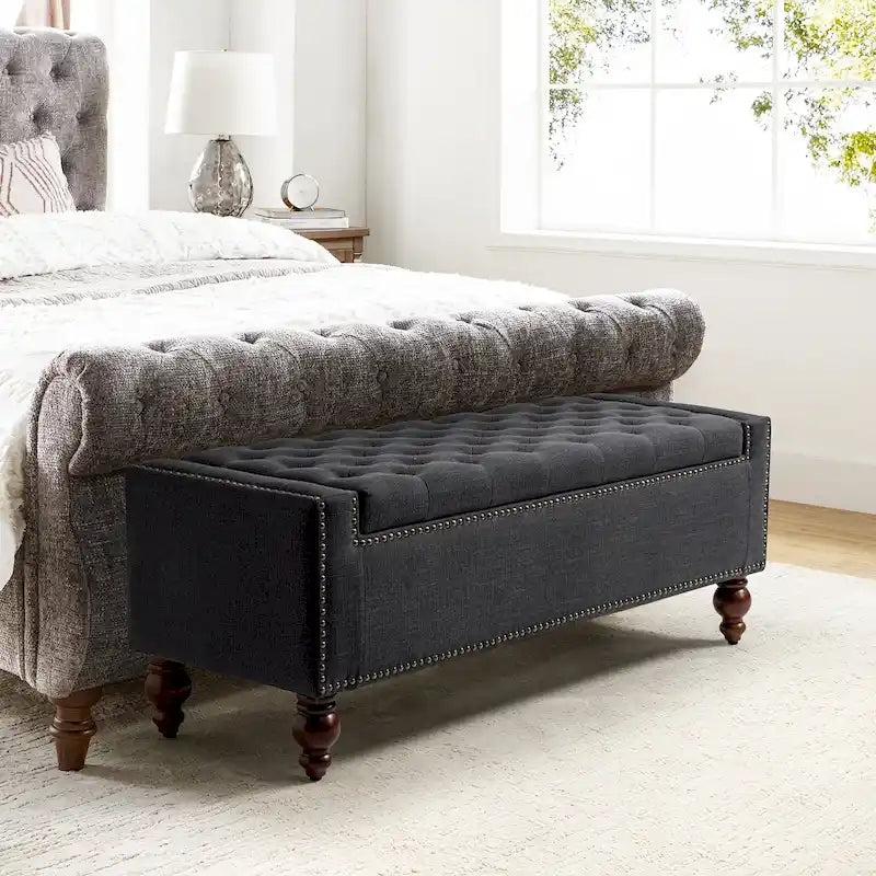 Classica panca contenitore capitonné con borchie decorative