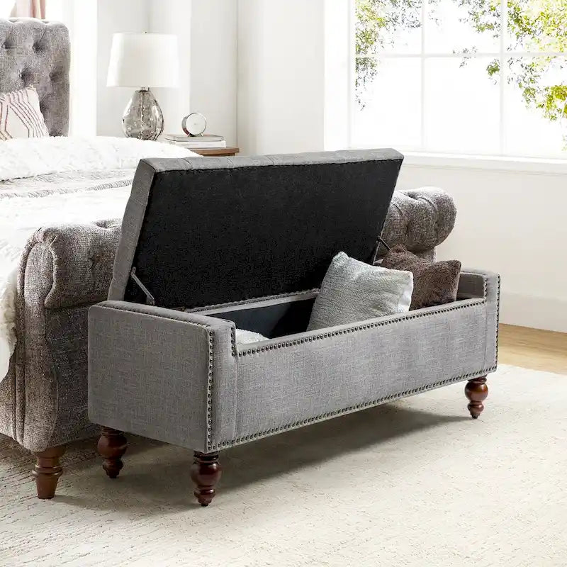 Classica panca contenitore capitonné con borchie decorative